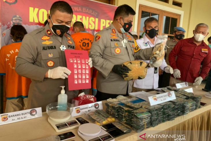 Polisi Cianjur tangkap bandar modus tempel sabu-sabu dalam angkot