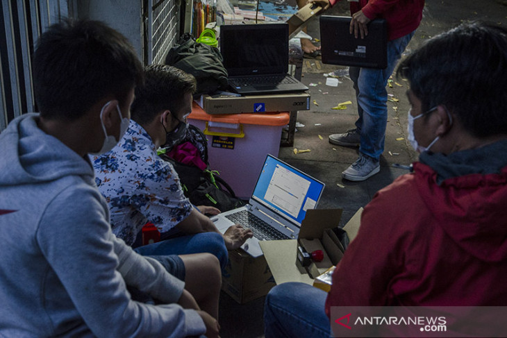 Pedagang gawai berjualan di pinggir jalan