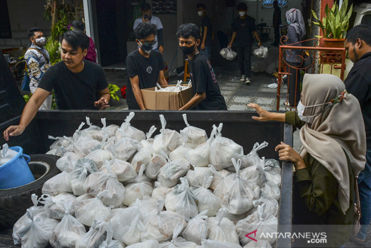 Pembagian sembako hasil donasi lelang barang 