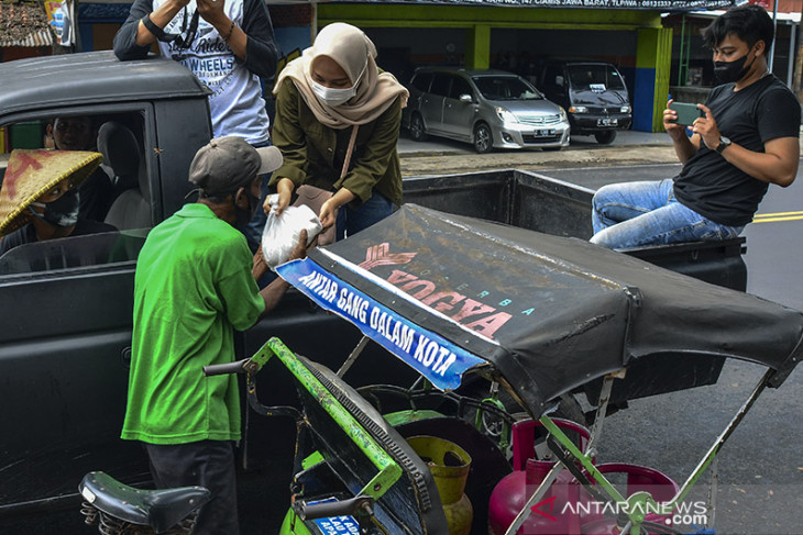 Pembagian sembako hasil donasi lelang barang 