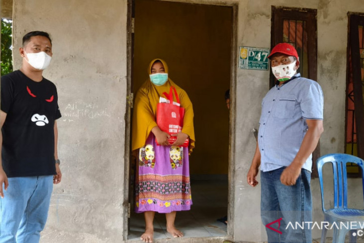 Anggota DPRD Banjarbaru bagikan sembako kepada warga jalani isoman