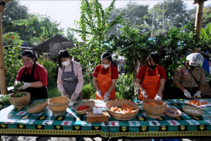 Dapur umum gotong royong di Denpasar