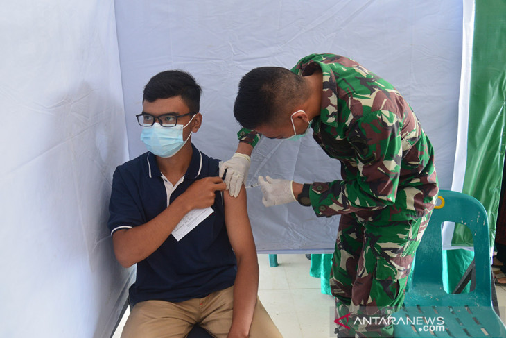 TNI GELAR VAKSINASI HARI LIBUR DI LAPANGAN BLANG PADANG