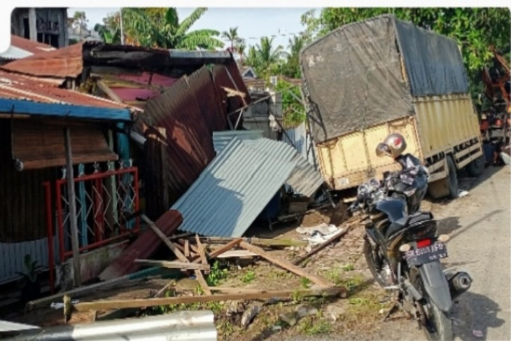 Truk seruduk rumah di Tebing Tinggi