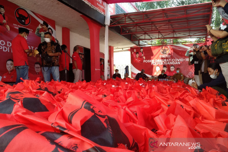 Tiga Anggota DPRD Kabupaten Garut sumbang gajinya untuk penanganan COVID-19