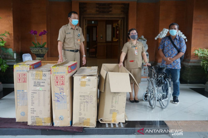 Pemkot Denpasar terima bantuan lima kursi roda dari TBG