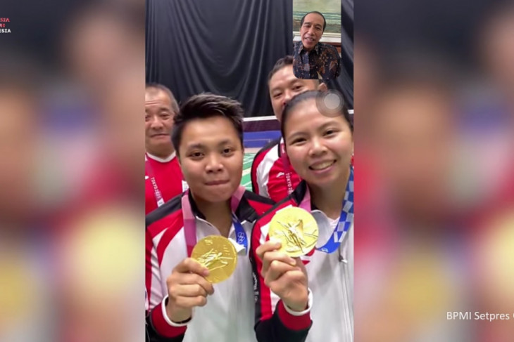 Presiden Jokowi beri selamat Greysia-Apriyani melalui panggilan video