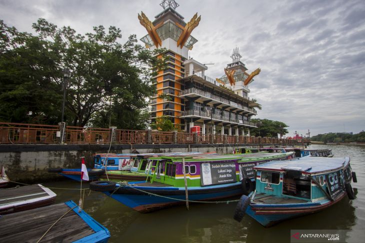 Banjarmasin builds integration of land and river transportation