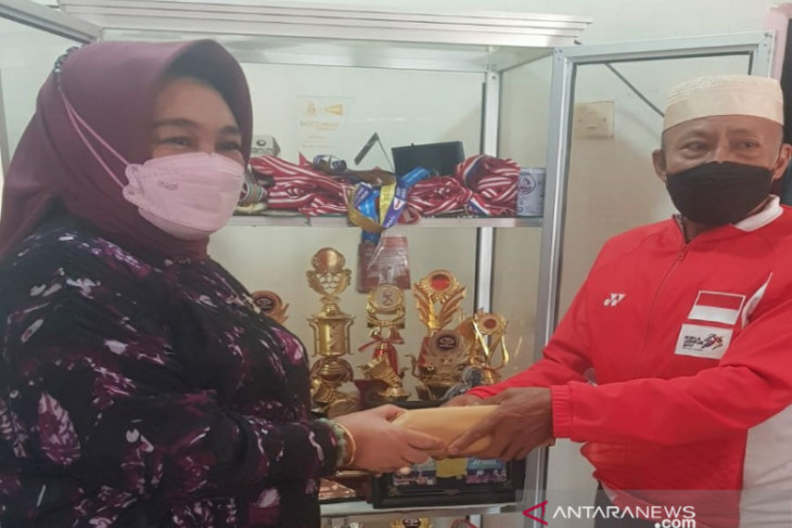 Anggota DPR Tina Nur Alam serahkan hadiah Rp100 juta untuk Apriyani Rahayu