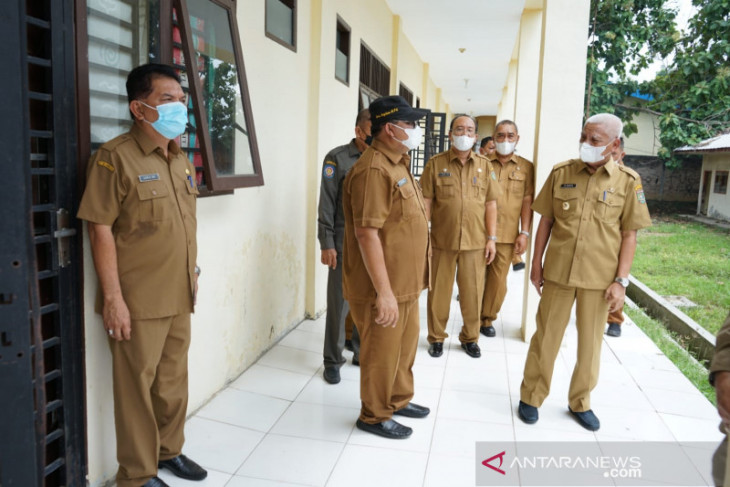 Bupati Asahan cek kondisi gedung isoman terpusat