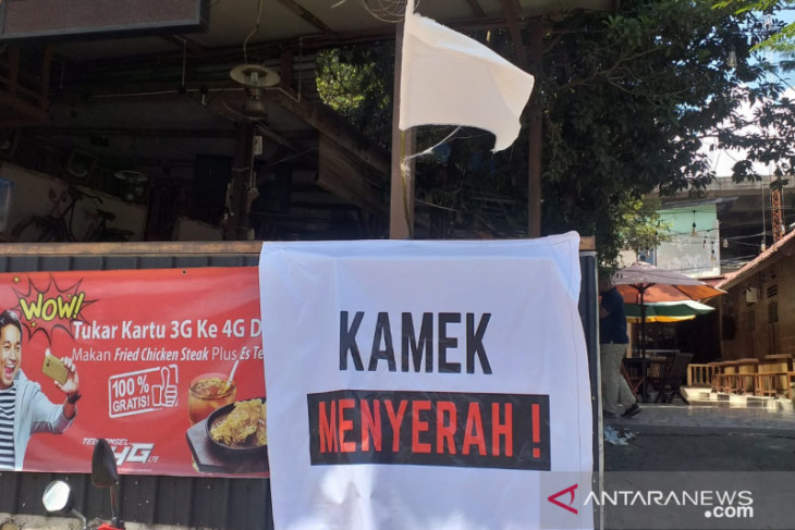 Pelaku usaha di Belitung kibarkan bendera putih tanda menyerah