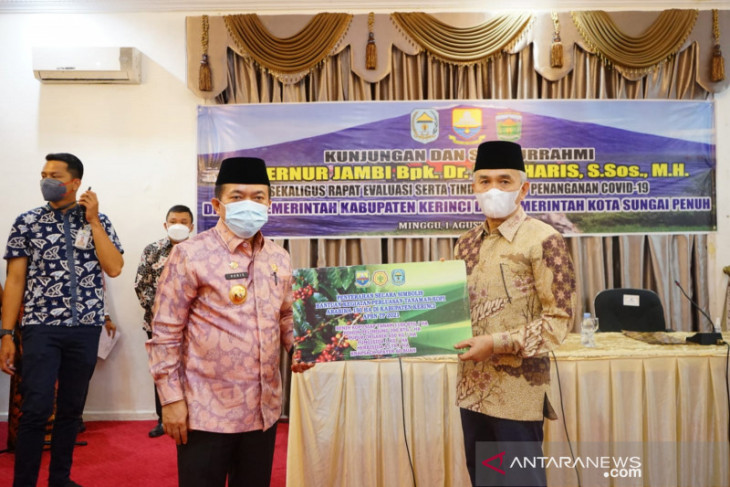 Pemprov Jambi serahkan bantuan program pendukung perekonomian warga