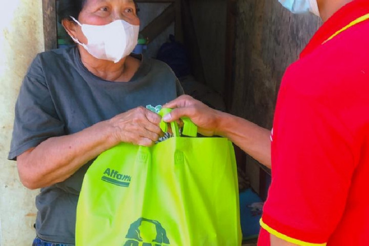 Alfamart bagikan 20.000 paket sembako bagi warga terdampak COVID-19