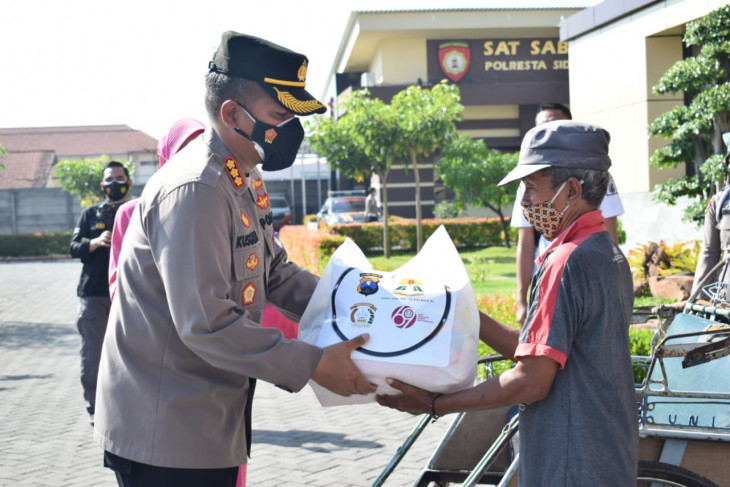 Polwan Sidoarjo salurkan 600 paket sembako kepada warga terdampak COVID-19