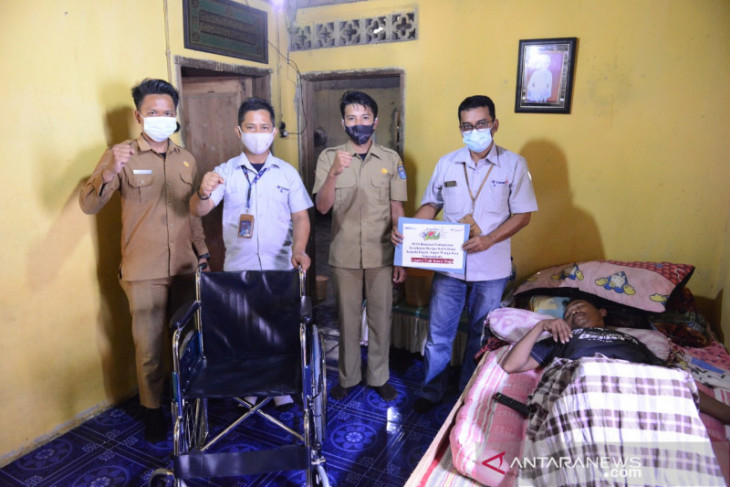 PT Timah Serahkan Dua Kursi Roda untuk Warga Bangka Tengah
