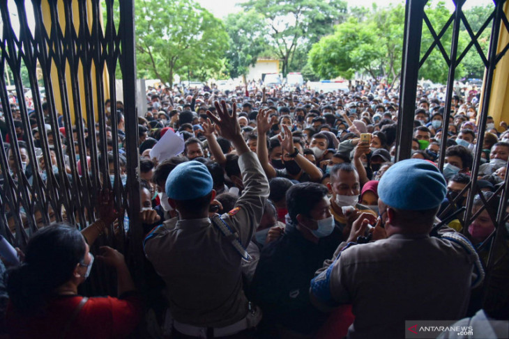 Kegiatan vaksinasi di Gedung Serbaguna Pemprov Sumut 'diserbu' warga
