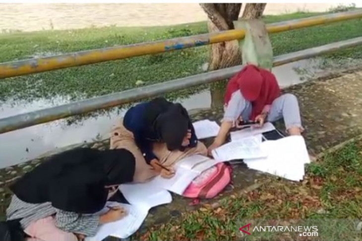 Siswa di Kinal Kaur belajar di pinggir sungai demi sinyal internet