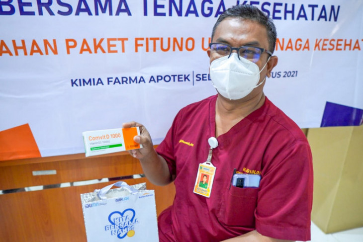 Kimia Farma bagikan 15.900 paket suplemen-vitamin bagi nakes di Jabar