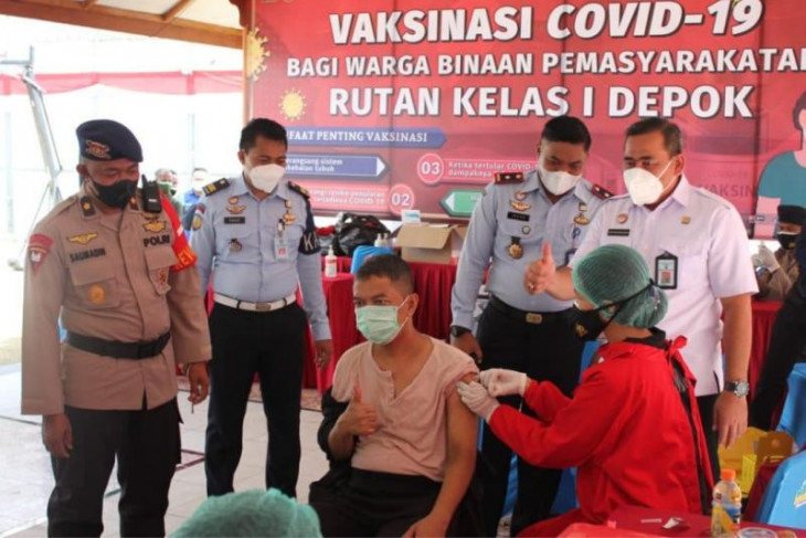 Kadivpas Kemenkumham Jabar tinjau vaksinasi COVID-19 WBP di Rutan Depok