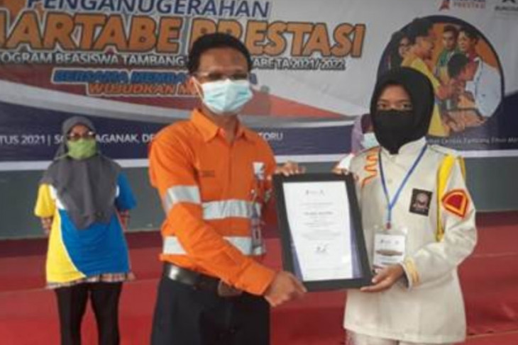 Agincourt Resources salurkan beasiswa Martabe Prestasi 2021/2022 Rp1,51 Miliar