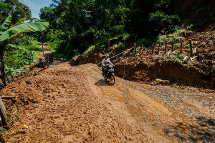Jalan Antardesa tertimbun longsor di Lebak Banten