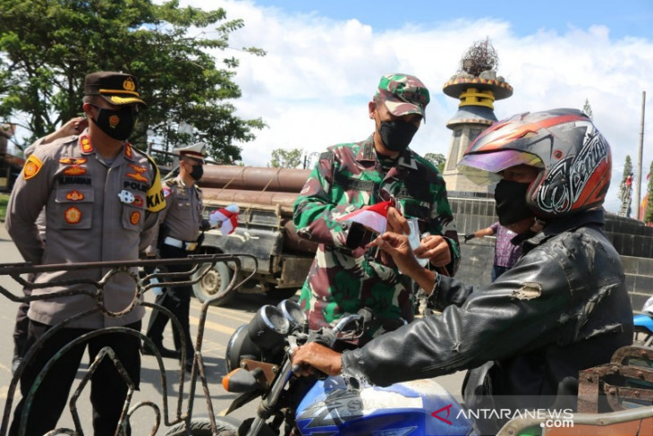 Polres-Kodim bagikan bendera dan masker kepada masyarakat di Gunungsitoli