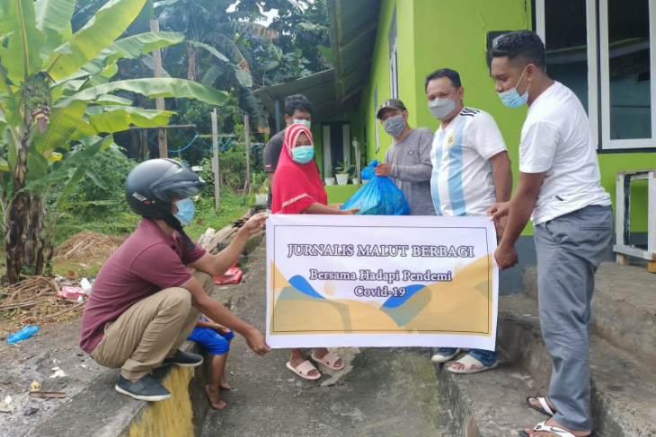 Jurnalis di Malut bagikan paket sembako ke masyarakat terdampak COVID-19 begini penjelasannya