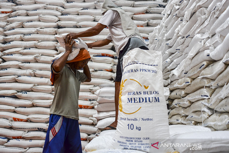 Penyaluran beras bantuan PPKM 