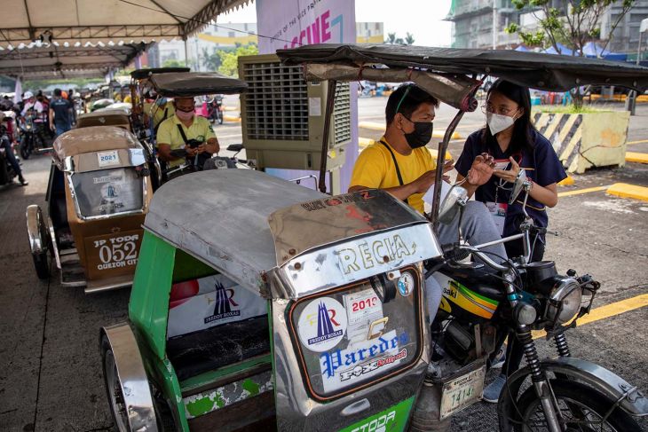 Filipina larang warga yang belum divaksinasi naik transportasi umum