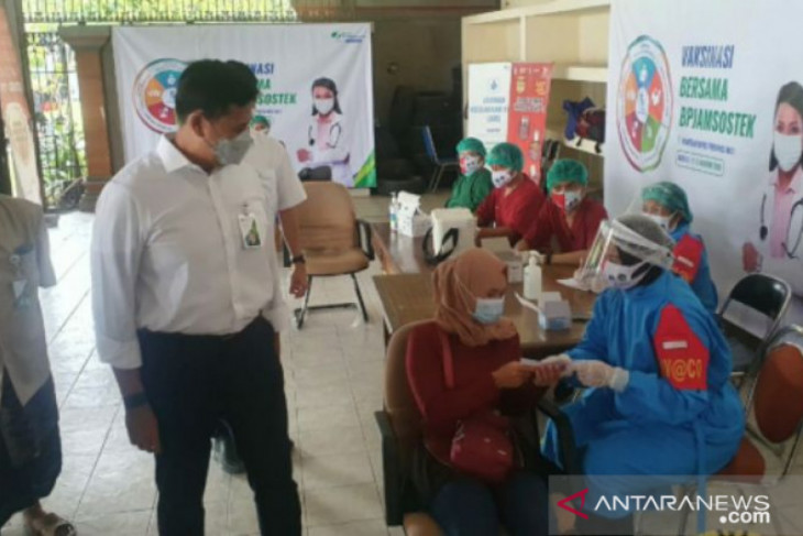 Tiga Menteri pastikan kelancaran vaksinasi BPJAMSOSTEK di Denpasar