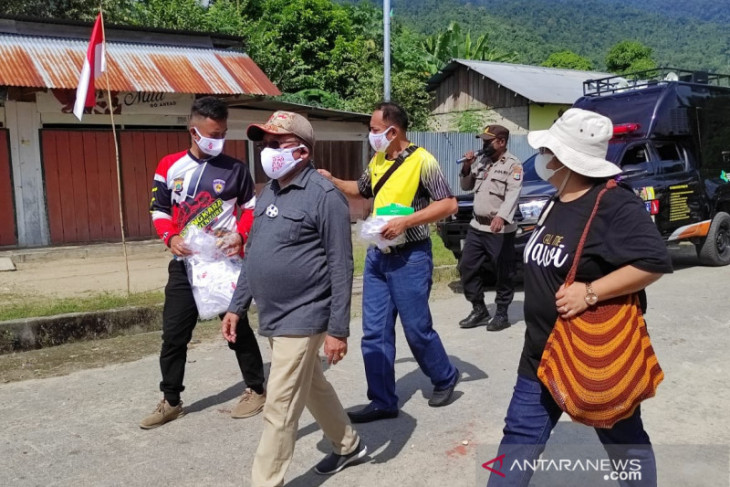 Bupati Teluk Wondama bagikan masker gratis kepada warga