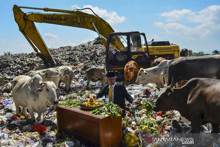 Melukis bersama di tumpukan sampah 