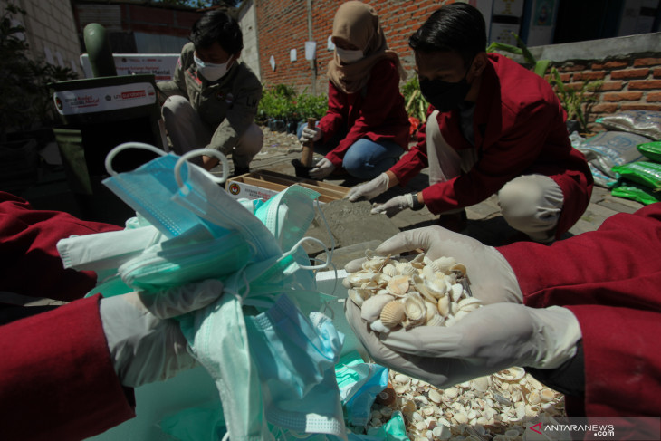 Paving Blok dari Limbah Cangkang Kerang 