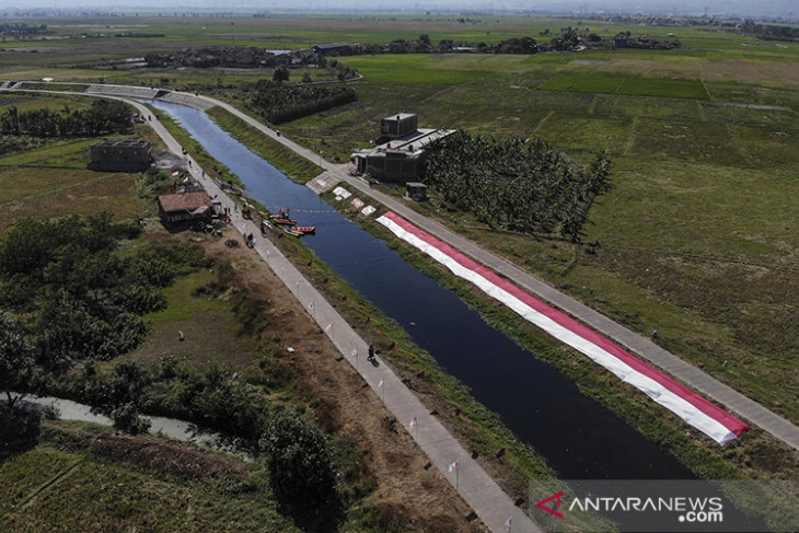 Pembentangan kain merah putih 76 meter 