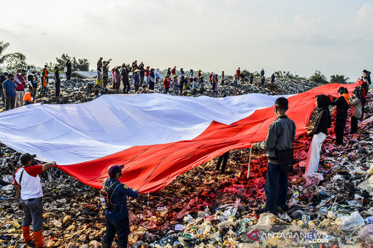 Pembentangan bendera Merah Putih di lokasi TPA sampah 