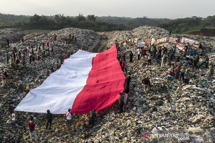 Pembentangan bendera Merah Putih di lokasi TPA sampah 