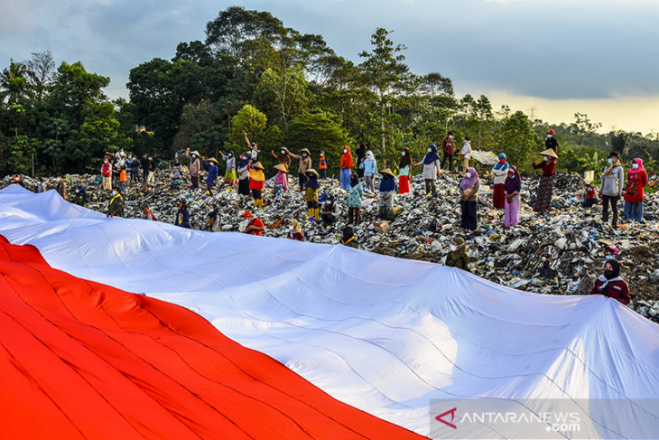 Pembentangan bendera Merah Putih di lokasi TPA sampah 