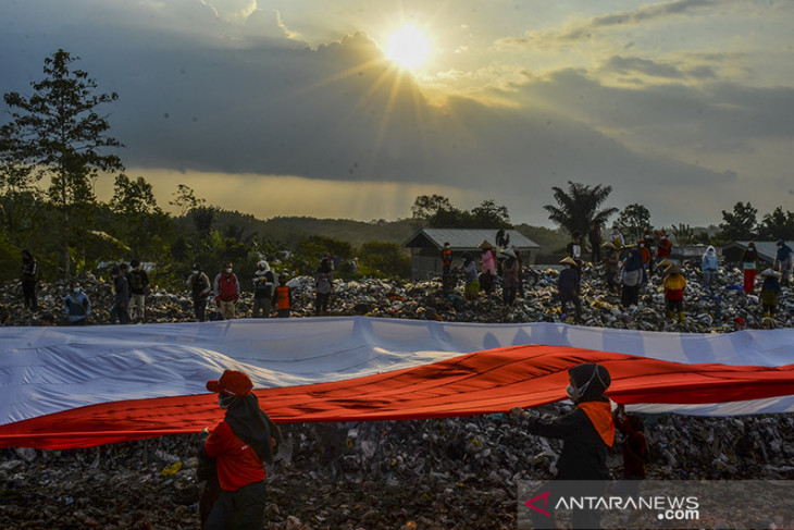 Pembentangan bendera Merah Putih di lokasi TPA sampah 