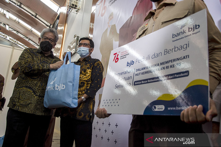 Bantuan sembako untuk warga terdampak COVID-19 di Bandung 