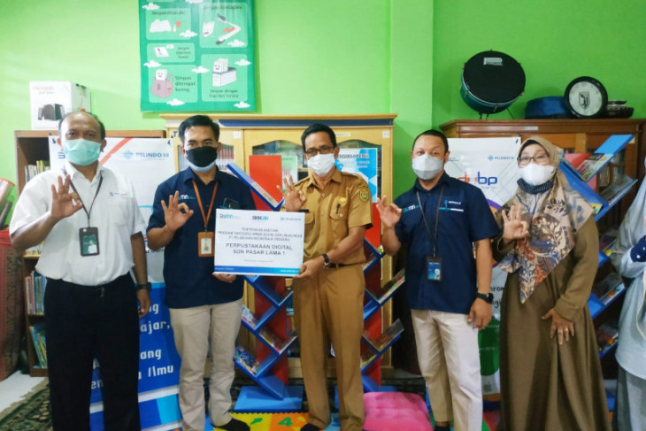 Pelindo III hands over a digital library to SD Pasar Lama 1