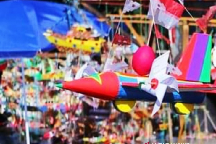 Mainan kapal khas HUT RI masih diminati anak-anak
