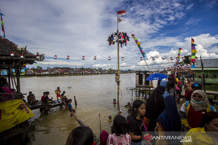 Lomba Panjat Pinang Di Sungai Martapura