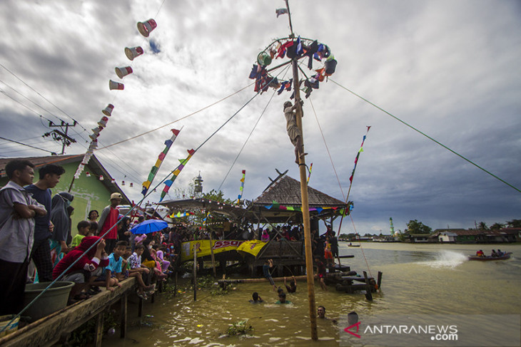 Lomba Panjat Pinang Di Sungai Martapura