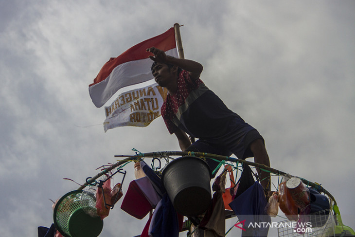 Lomba Panjat Pinang Di Sungai Martapura