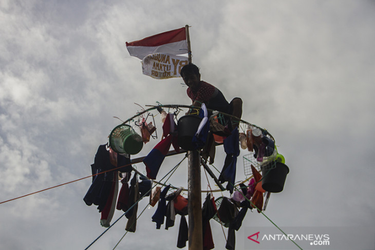 Lomba Panjat Pinang Di Sungai Martapura