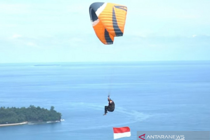 Penerjun Polda Sumbar-Lanud Sutan Sjahrir kibarkan bendera di udara Kota Padang