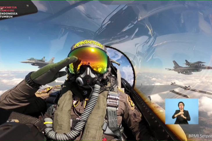 Jet tempur F-16 bentuk formasi