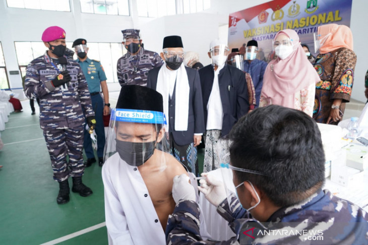 Wapres Ma'ruf Amin tinjau vaksinasi COVID-19 di Pesantren An-Nawawi Tanara