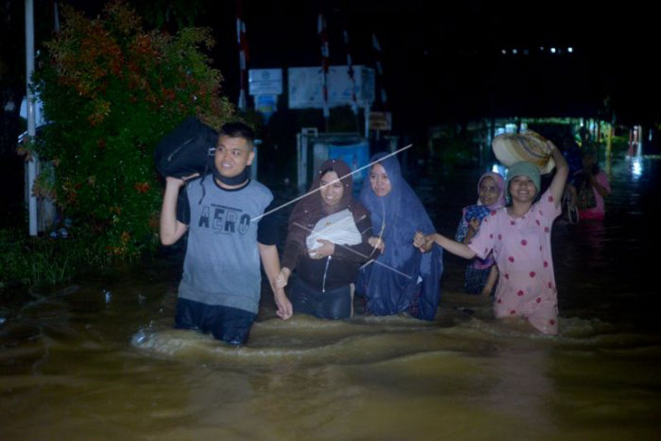 Evakuasi mandiri akibat banjir di Lubuk Buaya
