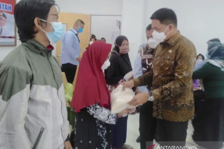 Pemkot Samarinda salurkan bantuan beras kepada 20 ribu KK